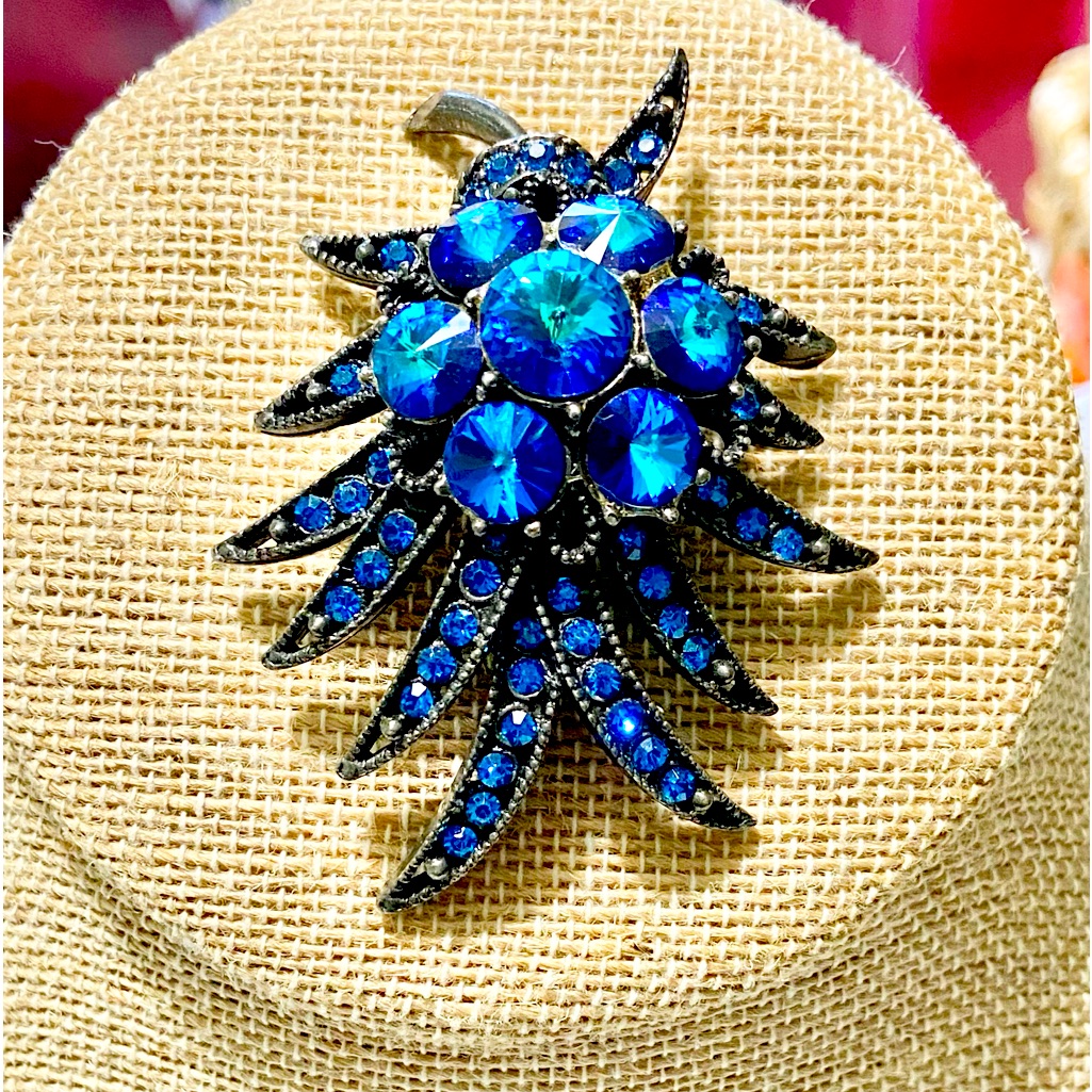 Vintage Weiss Brooch Pin.